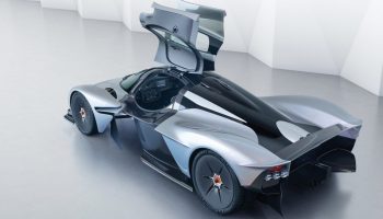 Aston-Martin-Valkyrie-scissor-door