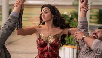 Wonder-Woman-Disarming-robbers