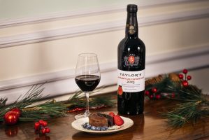 Taylor's LBV 2015 with chocolate desert - christmas (1)