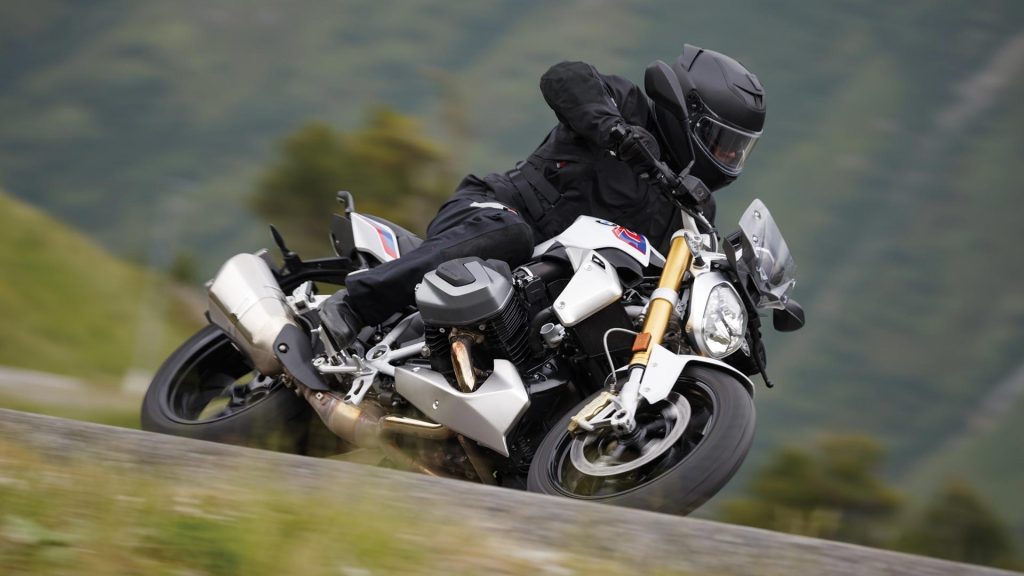The BMW R 1250 R is an axe in a world of knives